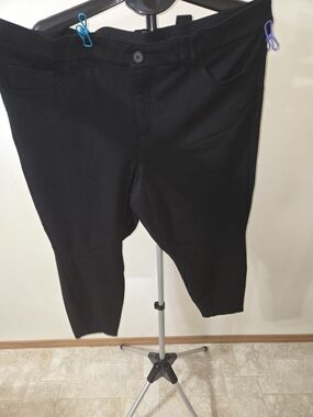 Torrid Black Dress Capris 22R